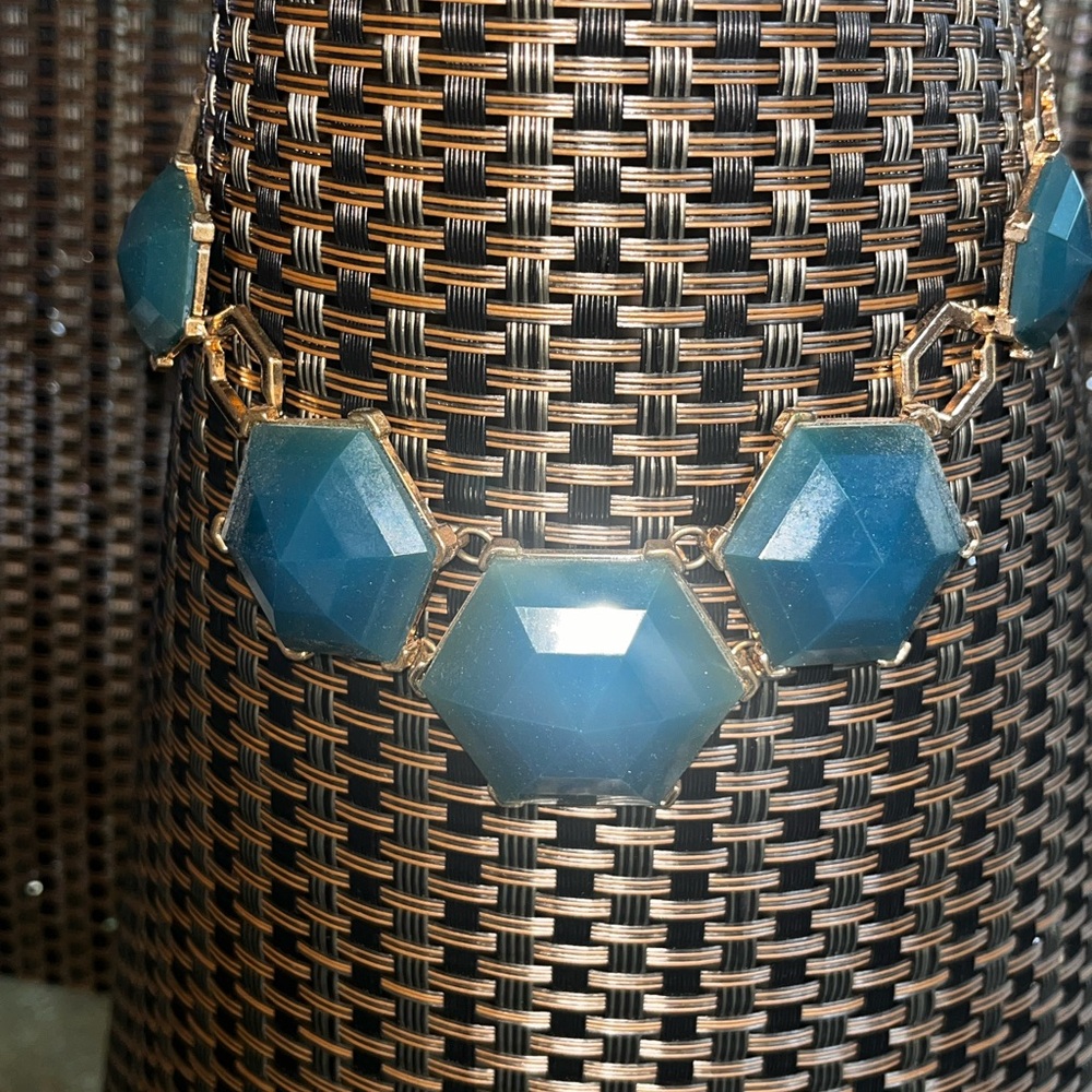 Necklace with faceted, aqua hexagonal stones and gold-tone chain, Adjustable - Picture 5 of 7